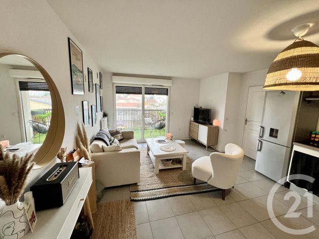 Appartement T3 à vendre - 3 pièces - 52.84 m2 - ARES - 33 - AQUITAINE - Century 21 Immobellevue